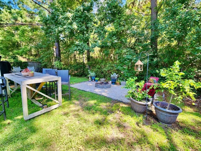 Building Photo - Adorable, well taken care of three bedroom...