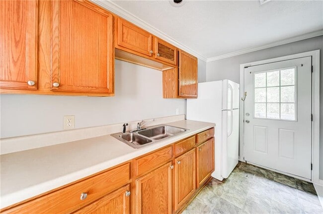 Building Photo - 2053 White Oak Cir