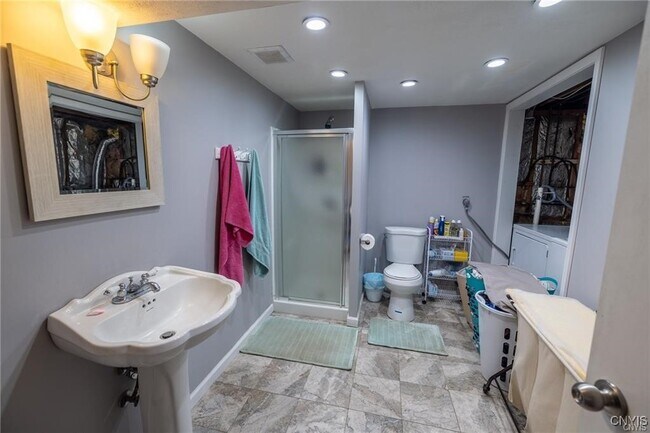 Building Photo - 9 Tree Line Dr