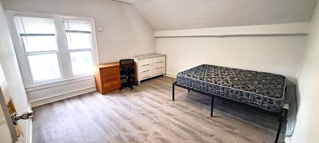 Building Photo - 112 Hudson St