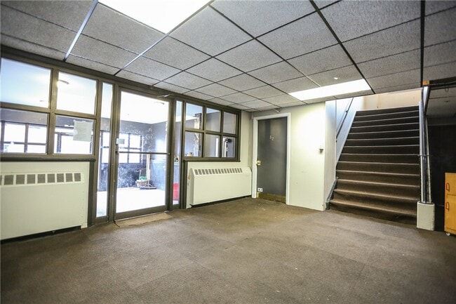 Building Photo - 400 Main St