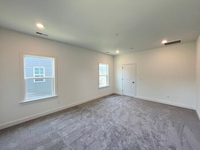 Building Photo - Spacious 5BD, 3BA Knightdale Home with Mod...