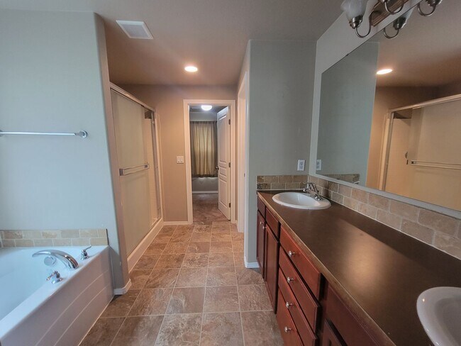 Building Photo - Charming Home on Richland– Fenced Yard, Fi...