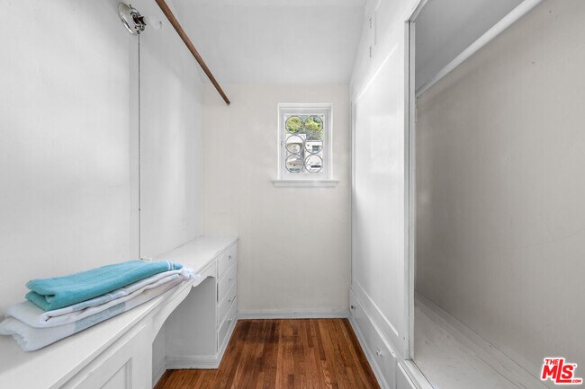 Building Photo - 2615 Canyon Dr