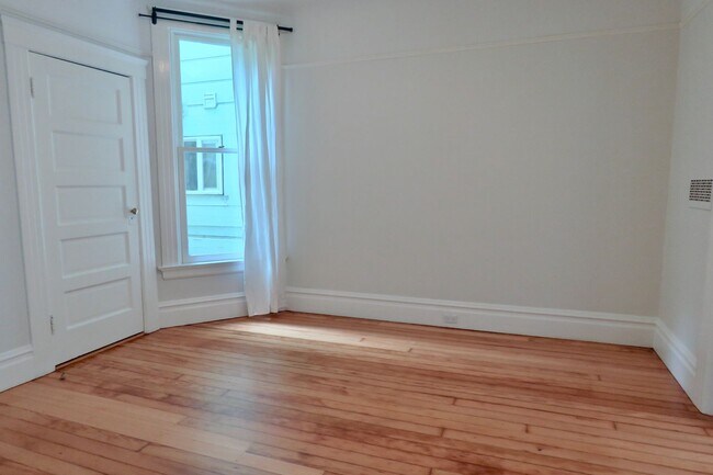 Building Photo - Freshly Updated Pet Friendly First Floor with Parking and Laundry