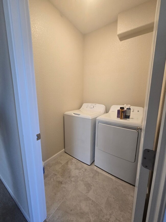 Building Photo - 3 Br 2 Bath Available 12/1