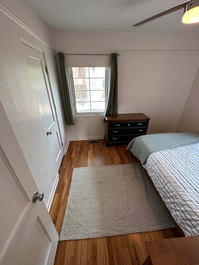 Building Photo - 732 Loma Vista Dr NE