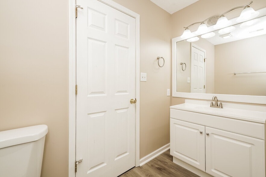 Building Photo - 748 Tulip Ln