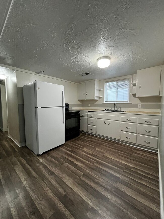 Building Photo - MUL420