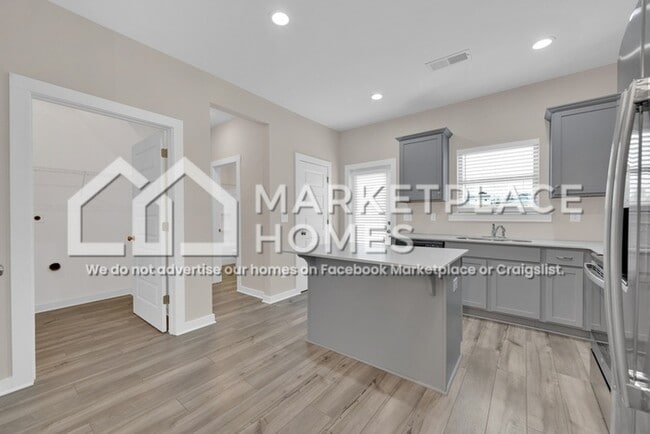 Building Photo - 170 Kings Wy