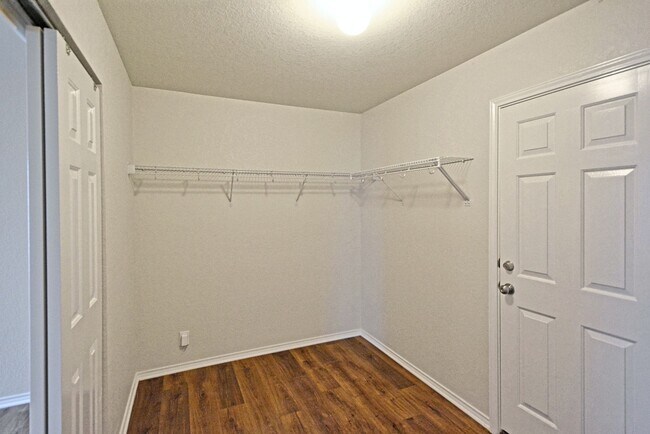 Building Photo - 2121 Sinclair Dr
