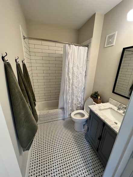 Bedroom 2 private full bathroom with tub - 402 Overton St