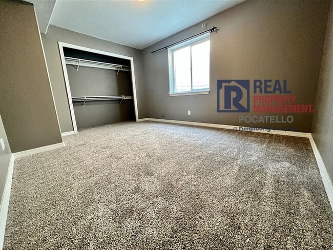 Building Photo - Beautiful 6 Bedroom 3 Bath house - 2 Car Garage - 6 month lease