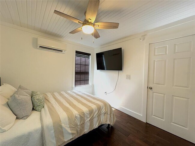 Building Photo - 222 NE 1st Ave