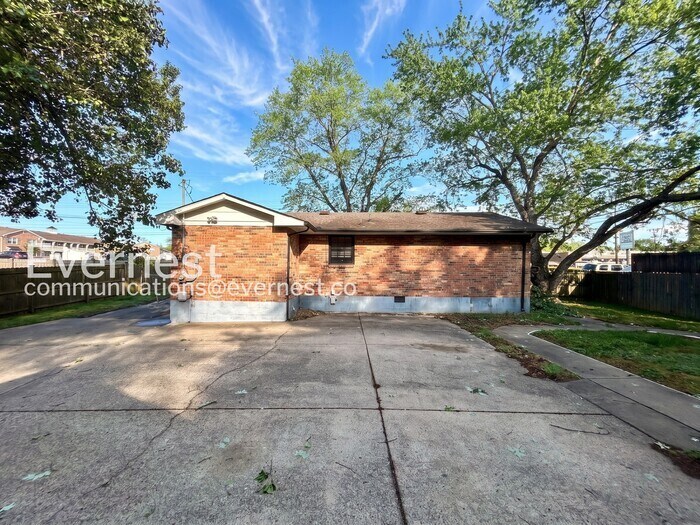 Building Photo - 212 New Shackle Island Rd