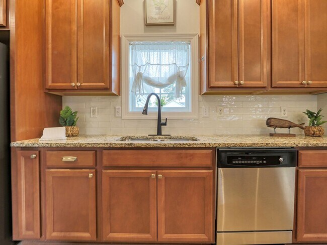 Building Photo - Spacious 3BR / 3.5BA Single family home • 2,500 Sq Ft • Baywood