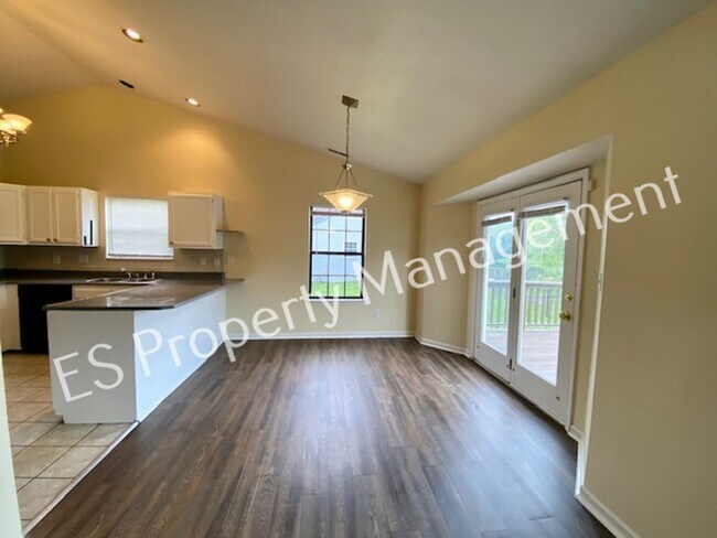 Building Photo - Wonderful 3 Bedroom 2 Bathroom Ranch Style...