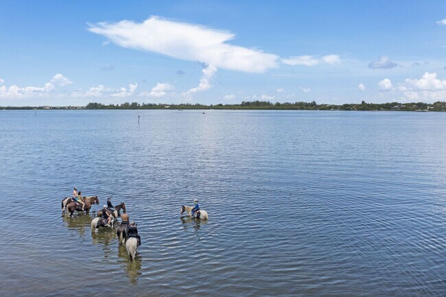 Building Photo - Monthly  FUN Furnished Bradenton, FL Rental VACA or Short term