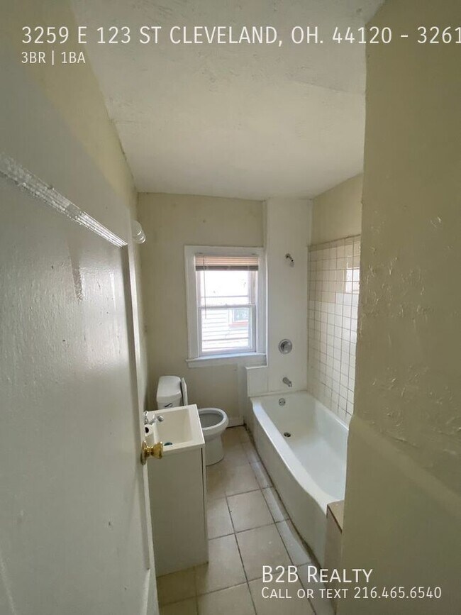 Building Photo - 3259 E 123rd St