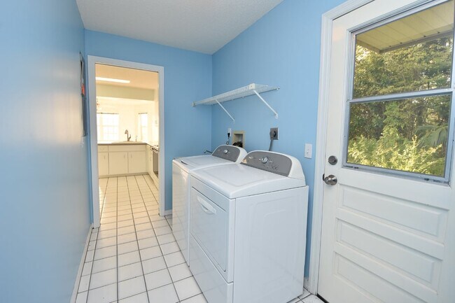 Building Photo - Salt water canal, 2 story home