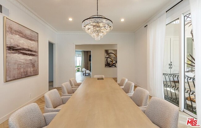 Building Photo - 560 Chalette Dr