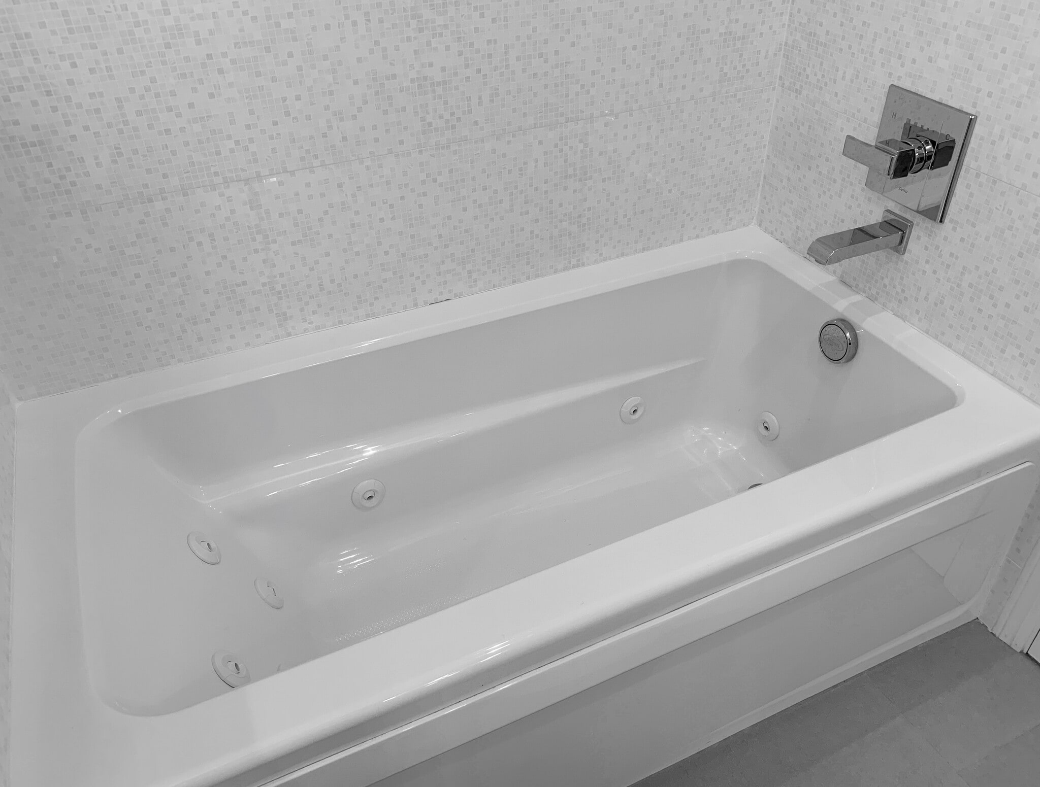 10 Jet Jacuzzi tub - 1534 Amherst Ave
