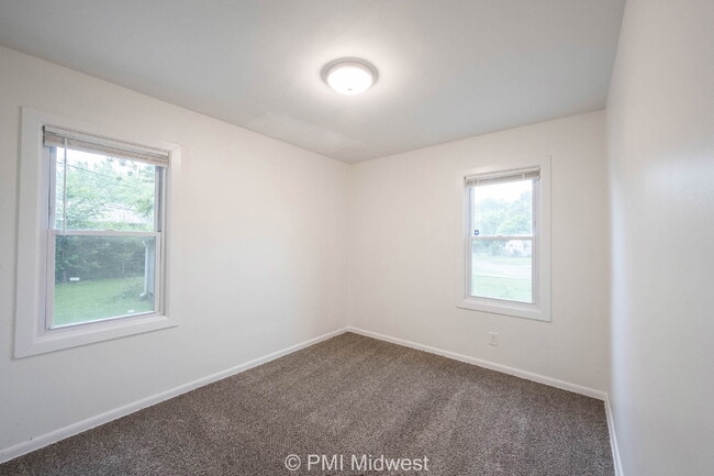 Building Photo - "Cozy 2-Bedroom Gem in Indianapolis – Your...