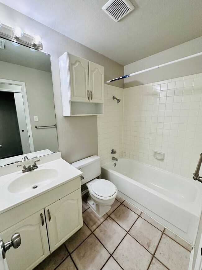 Building Photo - Charming 2BR/2BA Condo in South Congress -...