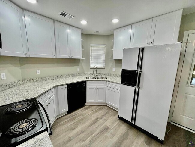 Building Photo - 213 Bayside Dr