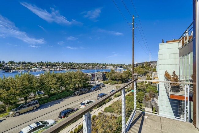 Building Photo - Eastlake Townhome with Commanding Views