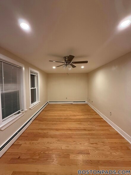 Building Photo - 2 Buckingham St