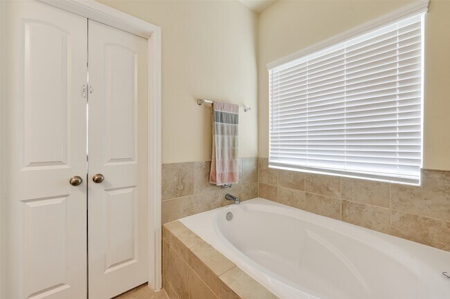 Building Photo - 6215 Prince Pl Dr