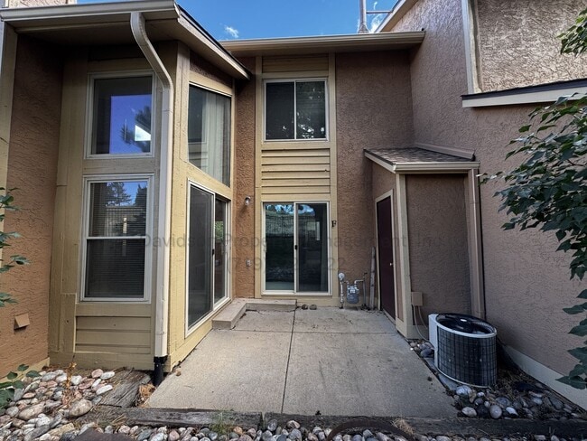 Building Photo - Charming 3-Bedroom Townhouse in Broadmoor ...