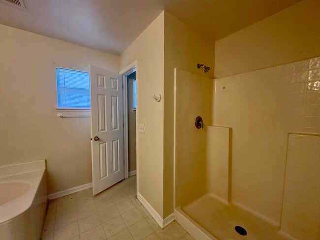 Building Photo - Large 4/2 Single Story Home
