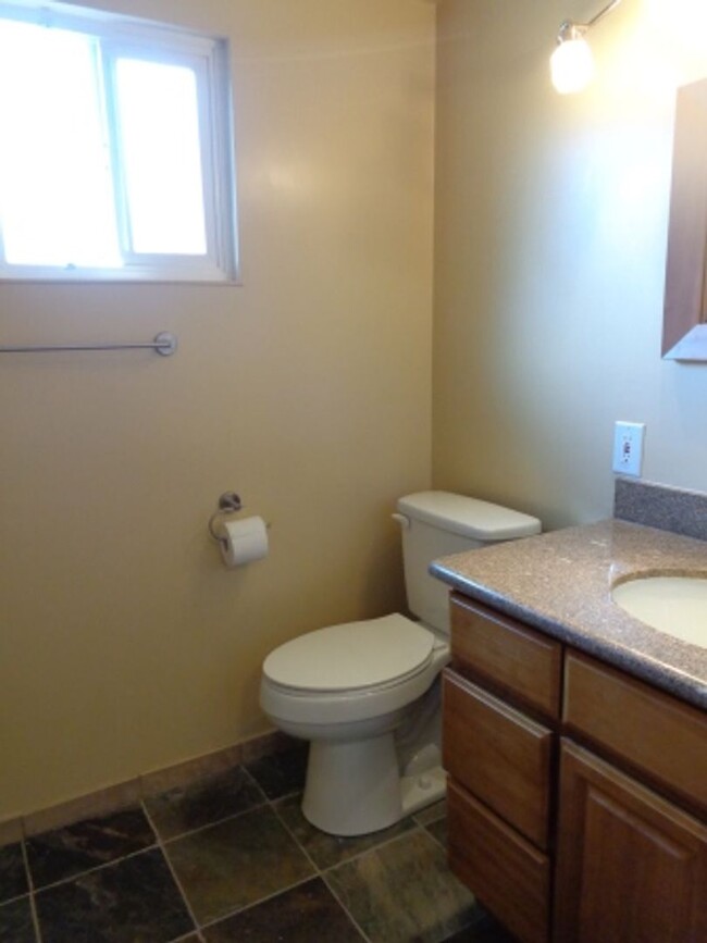 Building Photo - Nor Cal Realty Inc, - 2 BD 2 BTH Single fa...