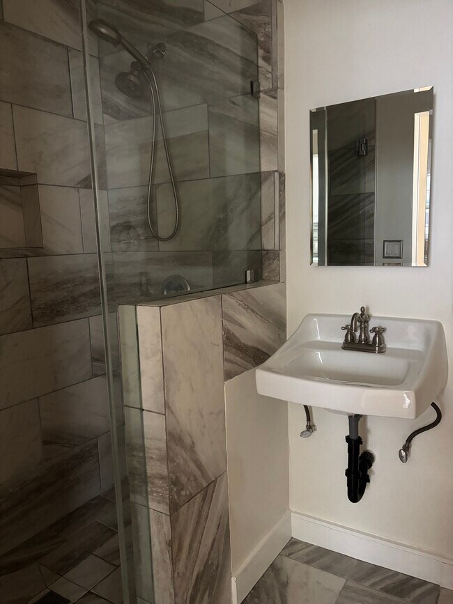 Building Photo - 958 2nd St