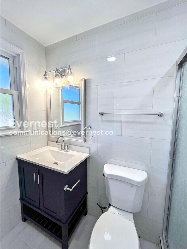 Building Photo - 3 Bed, 2 Bath with Attached Garage / Avail...