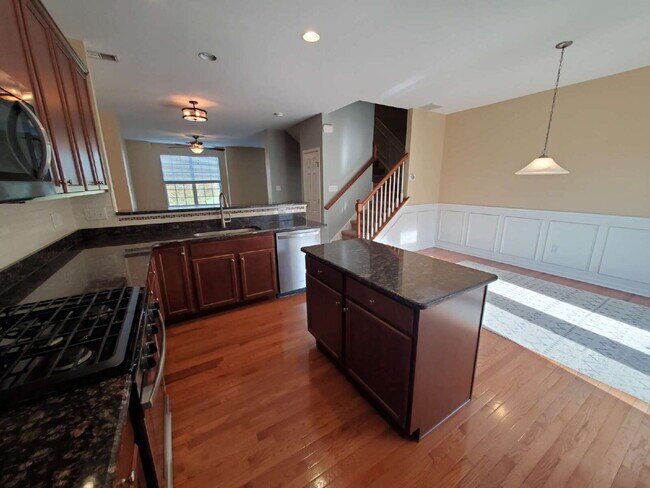 Building Photo - Impeccable 3 Bed / 2.5 Bath Townhome – Packed with Custom Upgrades!
