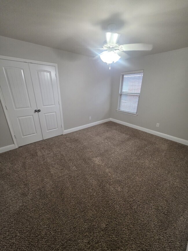 Building Photo - 3 bed 2 bath home with 2 car garage in Legends Park!