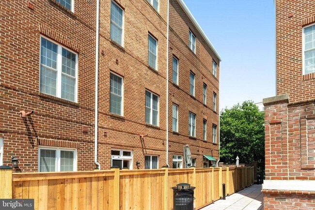Building Photo - 906 Slaters Ln