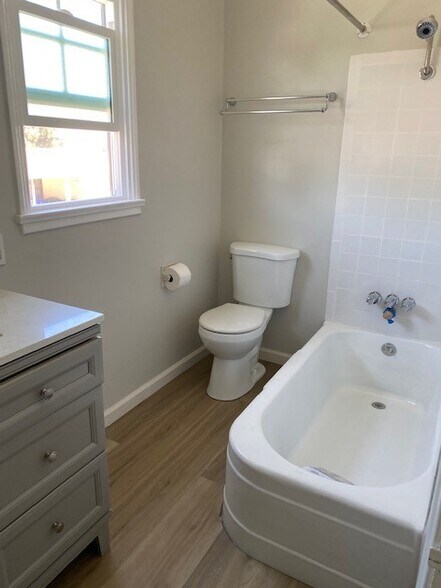Bathroom - 13616 Penn St