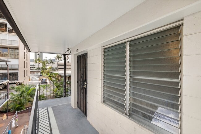 Building Photo - Fully Furnished Studio, 1 Bath. NO parking. Electric water and sewer are included in the rent.