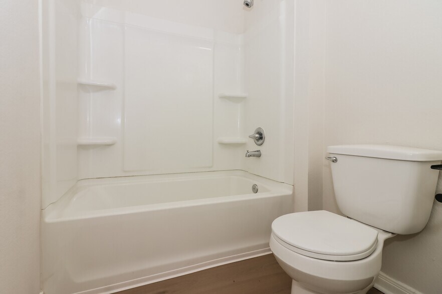 Building Photo - 10070 Cerritos dr