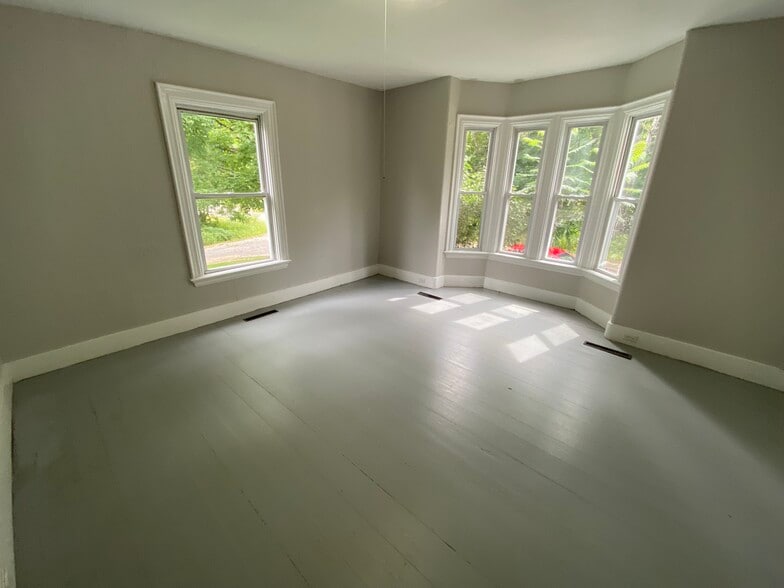 Building Photo - 3 Cross St