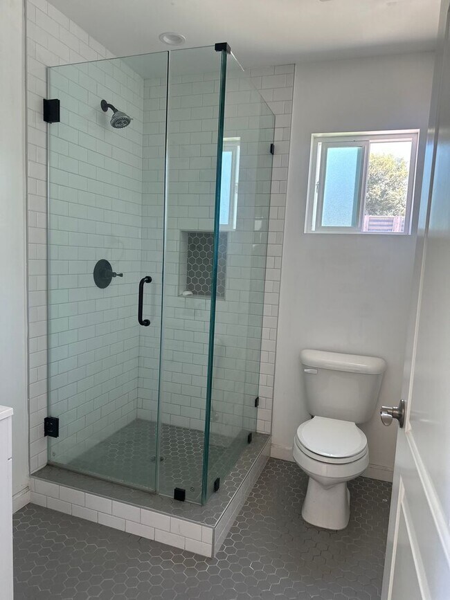 Building Photo - Beautiful, upgraded Studio with Parking and Washer/Dryer Hookups
