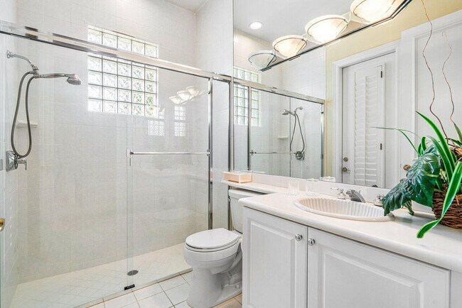 Building Photo - 1831 Sabal Palm Dr