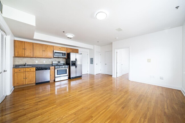 Building Photo - 528 47th St