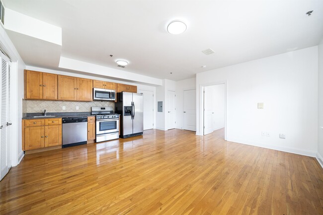 Primary Photo - 528 47th St