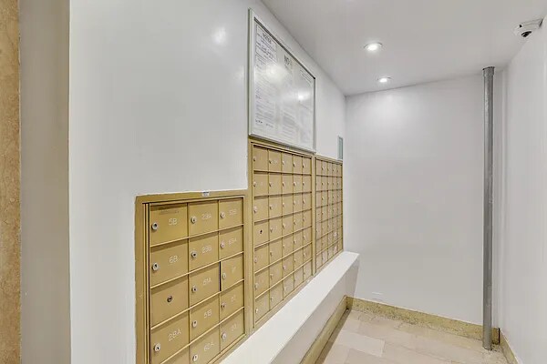 Building Photo - 865 Riverside Dr