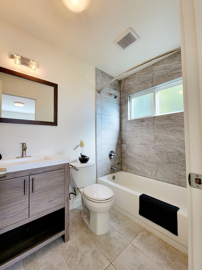 Building Photo - Redwood City: Unfurnished and Remodeled 2 Bed 2 Bath w/ Laundry In Unit, AC Mini-Split, & Parking...